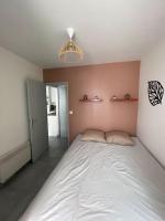 Łóżko lub łóżka w pokoju w obiekcie Appartement 2 pièces, lumineux, avec parking