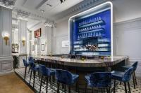 eine Bar mit blauen Stühlen und einer blauen Wand in der Unterkunft The Algonquin Hotel Times Square, Autograph Collection in New York