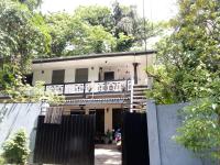 una casa con una valla delante en Green turf, en Galle