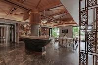 eine offene Küche und ein Esszimmer mit einer großen Insel in der Unterkunft The Five Resort & Golf Hoang Gia Ninh Binh in Tam Ðiệp