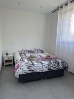 Łóżko lub łóżka w pokoju w obiekcie N1 Maison T2 climatisé