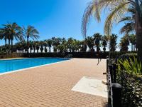 Bazén v ubytování Los Jardines Isla Canela nebo v jeho okolí