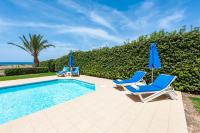 Bazén v ubytování Seafront Villa Ocean Pearl - Private Beach Area & Pool nebo v jeho okolí
