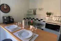 Una cocina o kitchenette en Mini-Villa climatis&eacute;e Porto-Vecchio