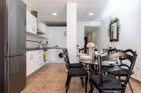 Kuchyň nebo kuchyňský kout v ubytování MalagaSuite Holidays Torremolinos