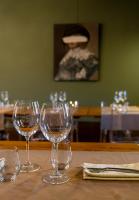 eine Gruppe Weingläser, die auf einem Tisch sitzen in der Unterkunft Agriturismo San Rocco in Pistoia