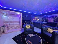 Część wypoczynkowa w obiekcie La Gold Room Jacuzzi & Sauna privé