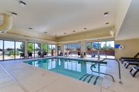 Holiday Inn Express & Suites Albuquerque Historic Old Town by IHGの敷地内または近くにあるプール