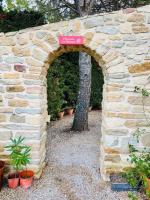 Ogród w obiekcie Mas piscine au milieu des vignes avec vue magique