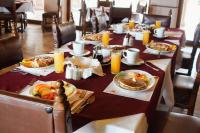 een lange tafel met borden met eten erop bij Hotel Misión Santa Ma "Cataviña" in Cataviña