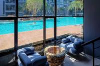 Cette chambre offre une vue sur la piscine. dans l'établissement Kamala D38 Exclusive Junior Suite, à Kamala Beach