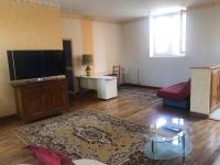 Televízia a/alebo spoločenská miestnosť v ubytovaní Gîte -Belle Maison dans une ancienne école-Tarif réduit hors WE !