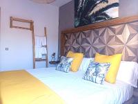 A bed or beds in a room at Cloud Tropical - Piscina climatizada - Gym Privado