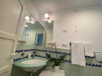 A bathroom at Giardino Eden Villa