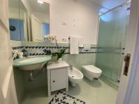 A bathroom at Giardino Eden Villa