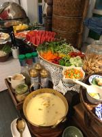 The Twenty Lodge في شيانغ ماي: طاولة عليها خضراوات وطبق من الحساء