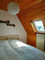 a bedroom with a large bed and a window at Calme et lumière à 2 pas de la mer in Plouescat