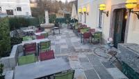 un patio con mesas, sillas y una fuente. en Landgasthof Winter, en Ardagger Stift