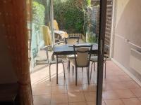 Balkón alebo terasa v ubytovaní Studio cosy avec jardinet, parking privatif et WiFi gratuit - Proche Thermes et Étang de Thau - FR-1-503-148