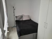 Łóżko lub łóżka w pokoju w obiekcie Apartamenty Przygodna Park