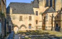 an old stone building with a courtyard in front of it at Les 3 Oies in Sarlat-la-Canéda