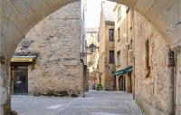 an alley in an old city with an archway at Les 3 Oies in Sarlat-la-Canéda