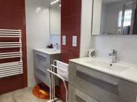 Ein Badezimmer in der Unterkunft Maison Belz, 3 pi&egrave;ces, 4 personnes - FR-1-397-67