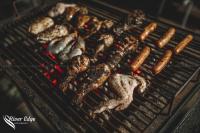 un tas de différents types d'aliments sur un gril dans l'établissement River Edge Eco Resort, à Kitulgala