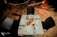 une table avec une assiette de pizza dessus dans l'établissement River Edge Eco Resort, à Kitulgala
