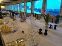 バイトストーレンにあるGrønolen Fjellgardの長いテーブル