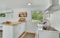 Kuchyň nebo kuchyňský kout v ubytování 3 Bedroom Cozy Home In Sjællands Odde