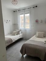 Łóżko lub łóżka w pokoju w obiekcie Villa climatisé avec piscine et jacuzzi