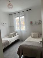 Łóżko lub łóżka w pokoju w obiekcie Villa climatisé avec piscine et jacuzzi