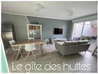 Telewizja i/lub zestaw kina domowego w obiekcie Charmant gîte au cœur des huttes, proche de la mer