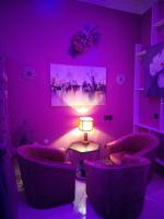 Una habitación morada con sofás y una mesa con una lámpara. en Patto S Apa باتو للشقق المخدومة, en Al Bahah