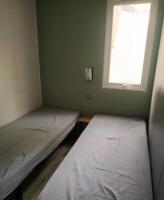 Posteľ alebo postele v izbe v ubytovaní Charmant mobilhome camping Les Sables d'Or 4 étoiles