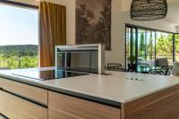 Kuchnia lub aneks kuchenny w obiekcie Villa Bella Vista - Contemporary villa with pool and dominant views