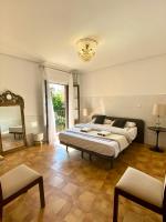 Posteľ alebo postele v izbe v ubytovaní Apartamentos Toledo Casa Galería de los Aljibes