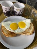 due uova su un panino su un piatto su un tavolo di ProyectoQva Glamping a Villa Ballester