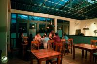 un grupo de personas sentadas en mesas en un restaurante en LAM BUNGALOW Resort & Spa, en Phu Quoc
