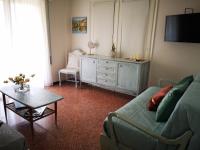 Televízia a/alebo spoločenská miestnosť v ubytovaní Sea&Sun Glyfada Apartment