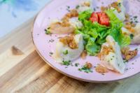 un plato de comida con brócoli y verduras en una mesa en Hiša Ojstrica, en Solčava