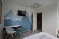 Telewizja i/lub zestaw kina domowego w obiekcie Kokana modern holiday home