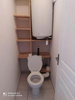 a small bathroom with a white toilet in a room at Appartement bord de mer in La Turballe