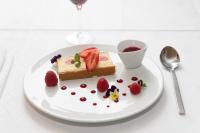 La Chaussée-dʼIvryにあるル ギンコ オテル デュ ゴルフ パルク ロベール エルソンの白皿にケーキ一枚