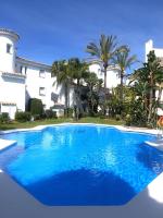 Bazén v ubytovaní Apartamento Puerto Banús IV alebo v jeho blízkosti