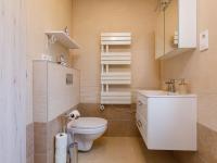 A bathroom at Holiday Home Honey by Interhome