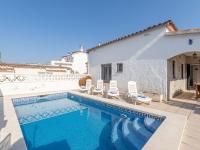 Bazén v ubytování Holiday Home Louise by Interhome nebo v jeho okolí