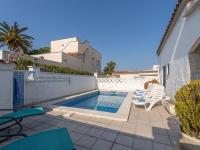 Bazén v ubytování Holiday Home Louise by Interhome nebo v jeho okolí