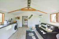 Kuchnia lub aneks kuchenny w obiekcie Wood Chalet 1 Monaco Forest La Turbie - Sleeps 5 people